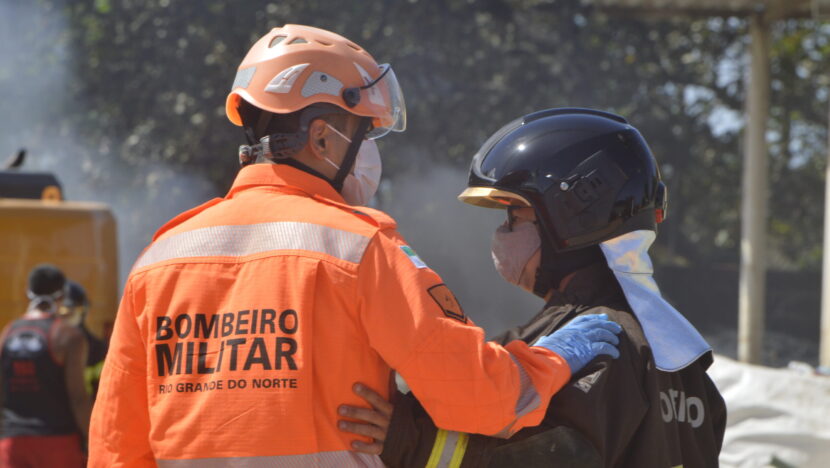 Bombeiros Militar incêndio galpão de material reciclavel (96)