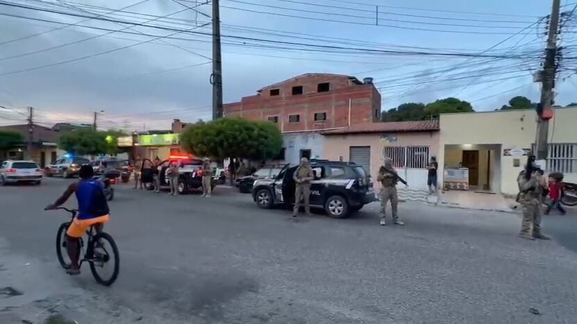 Polícia civil cumpre mandados de prisão contra organização criminosa em oito bairros de natal | notícias do rio grande do norte Policiais civis cumprem mandados em bairros de Natal durante a "Operação Sentinela". Foto: Reprodução.