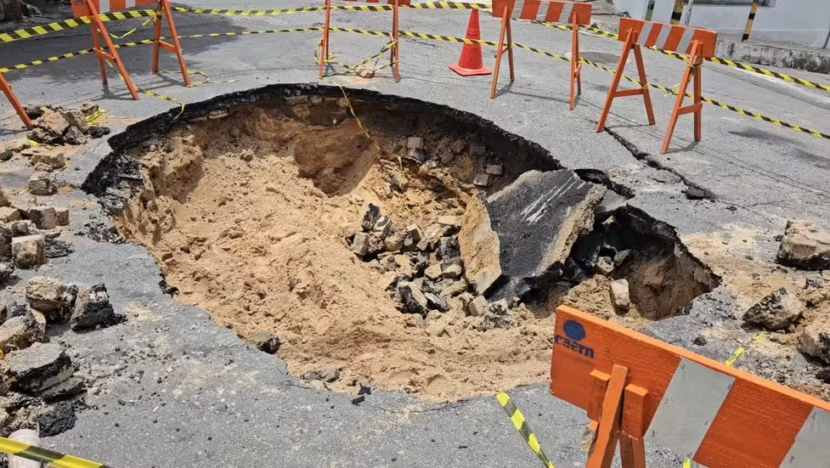 Cratera é aberta em rua nas Rocas e duas linhas de ônibus mudam de rota - Foto: Brunno Rocha/Inter TV Cabugi