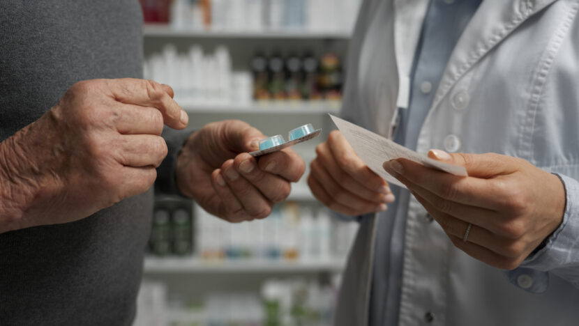 Unicat inicia cadastramento de pacientes para insulina de ação prolongada | notícias do rio grande do norte senior man consulting female pharmacist medication