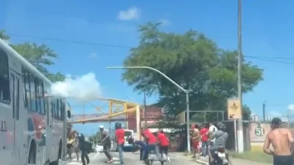 Briga de torcida na avenida Nevaldo Rocha; ônibus é depredado