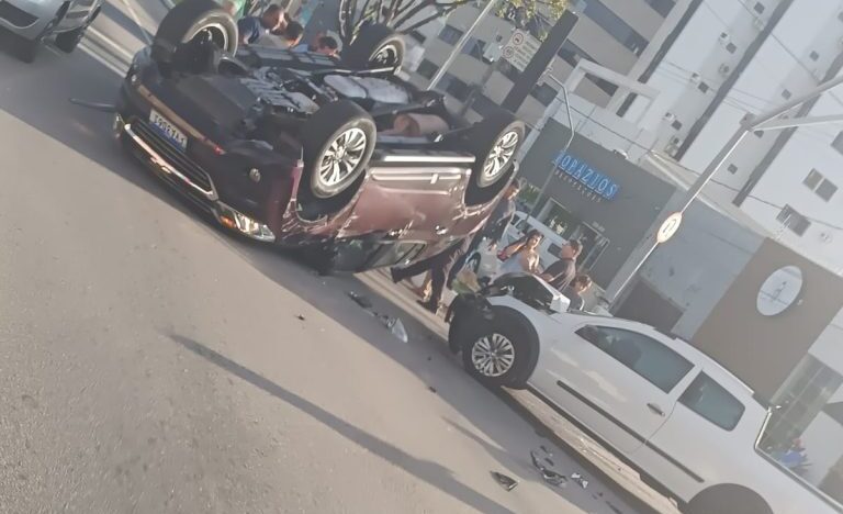 Carro capota após colisão na hermes da fonseca, em natal | notícias do rio grande do norte Veículo capotou após colisão na avenida Hermes da Fonseca, na tarde desta terça-feira 22, em Natal. Foto: Reprodução