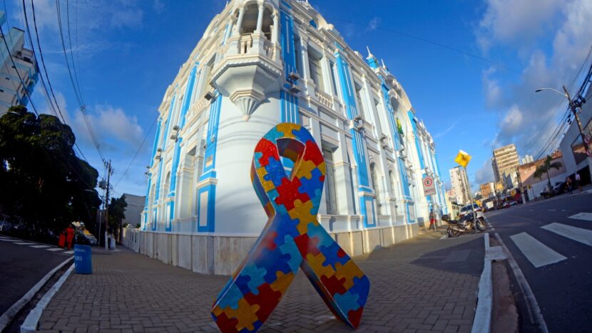 Símbolo do autismo em frente ao Palácio Felipe Camarão, sede da Prefeitura. Foto: Magnus Nascimento/Secom