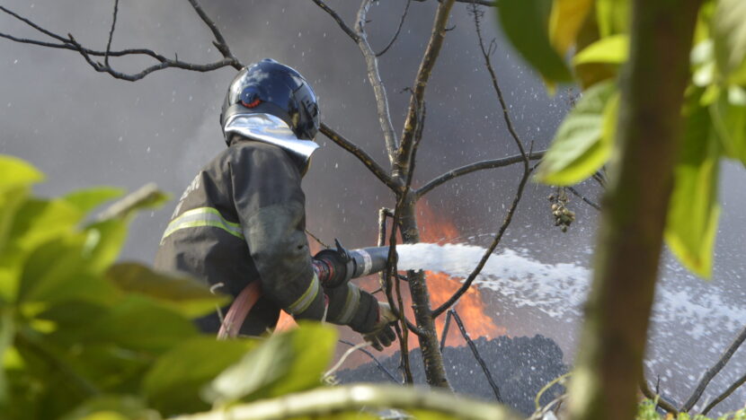 Bombeiros Militar incêndio galpão de material reciclavel (23)