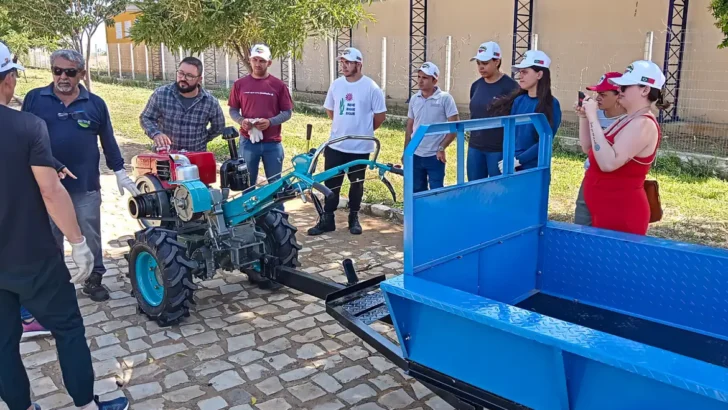 Governo federal entrega 30 kits de máquinas e 11 veículos para agricultores do RN