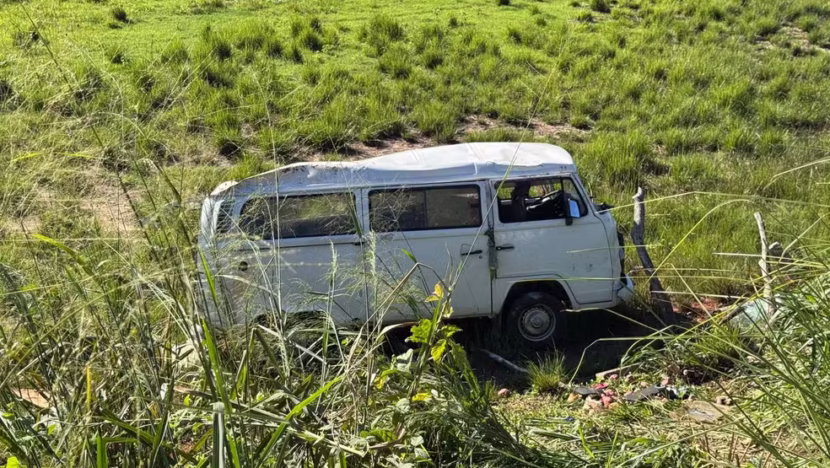 Kombi saiu da pista após colisão na BR 101 — Foto Vinícius Marinho Inter TV Cabugi