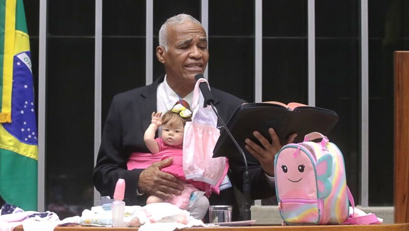 Deputado faz discurso na câmara com 'neta reborn' no colo e diz que ter boneca 'não é pecado' | notícias do rio grande do norte WhatsApp Image 2025 05 21 at 10.28.13