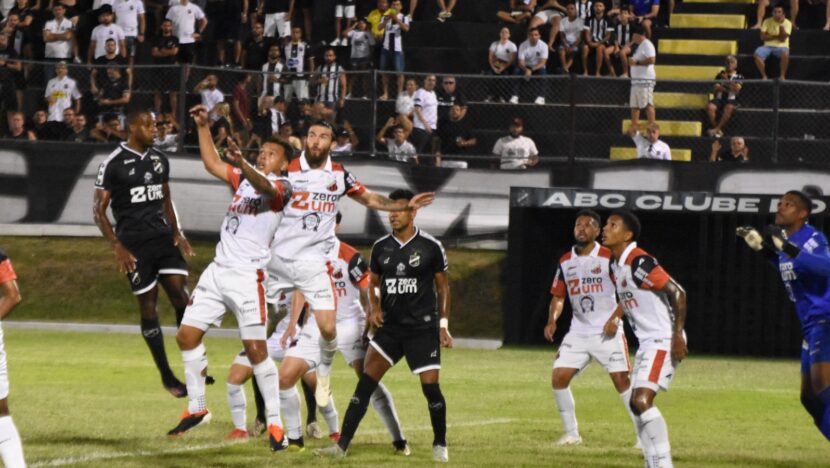Neto Berola decide para o Ituano com gol no contra-ataque no Frasqueirão. | Foto: José Aldenir/Agora RN