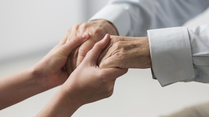 A saúde do cuidador de pacientes acamados - Foto: Freepik