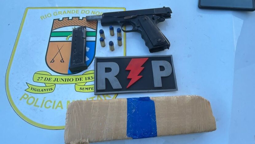 Suspeito é preso com arma e 1 kg em drogas após perseguição na BR-101, em Natal - Foto: PMRN