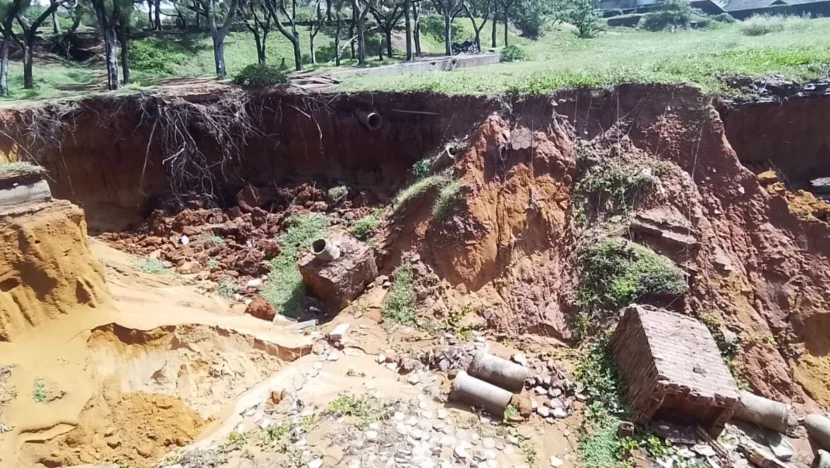 Cratera se abre no Vale das Cascatas, na Via Costeira, após fortes chuvas em Natal - Foto: Maurício Teixeira/TV Ponta Negra