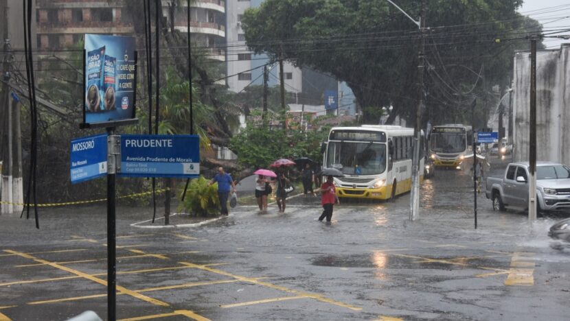 Natalenses enfrentam dia chuvoso nesta quarta-feira - Foto: José Aldenir / Agora RN