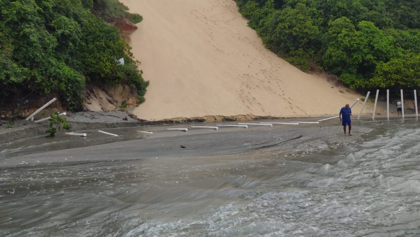 Faixa de areia é arrastada pela água em Ponta Negra; chuva derruba cerca de proteção do Morro do Careca - Foto: José Aldenir/Agora RN