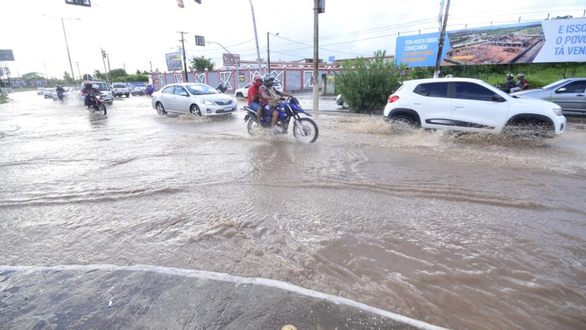 Alagamento atinge Avenida João Medeiros Filho, na Zona Norte de Natal - Foto: José Aldenir / Agora RN