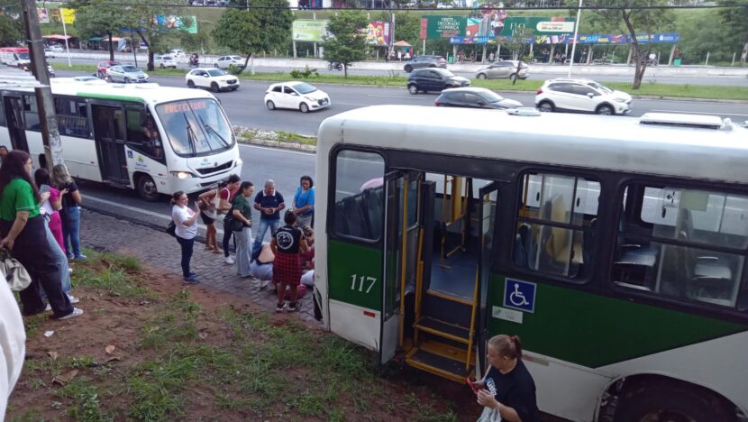 Motociclista fica ferido após ficar debaixo de ônibus em parada na Zona Sul de Natal - Foto: Rebecca Alves/Agora RN