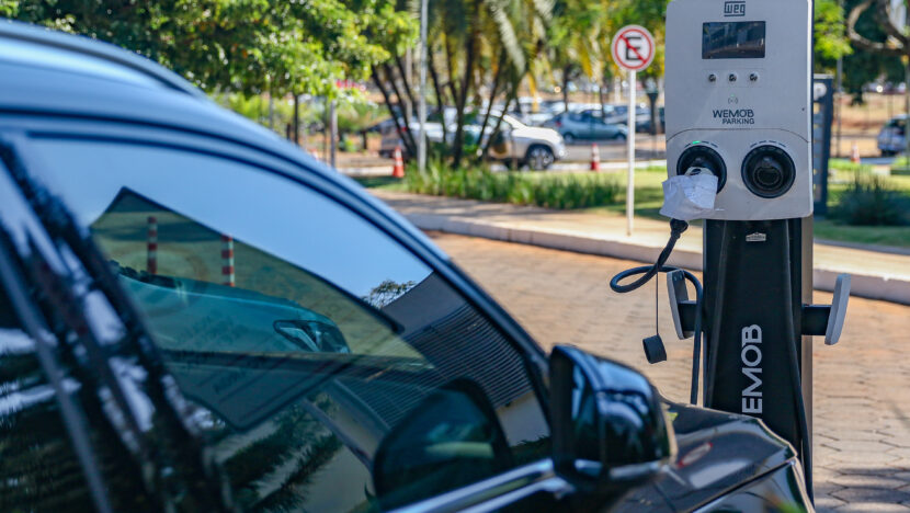 Carros elétricos podem evitar emissão de até 2 toneladas de gás carbônico por ano | notícias do rio grande do norte Carro elétrico sendo carregado em ponto recarga em Brasília