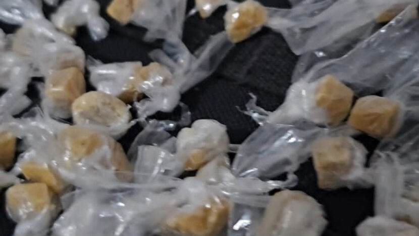Polícia Militar apreende mais de 120 pedras de crack escondidas em calçada no RN