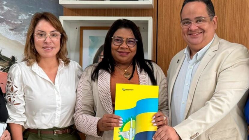 Prefeita Nilda Cruz ao lado da vice Kátia Pires (União) e do novo secretário de Saúde, Lealdo Pezzi Araújo - Foto: Ascom Parnamirim