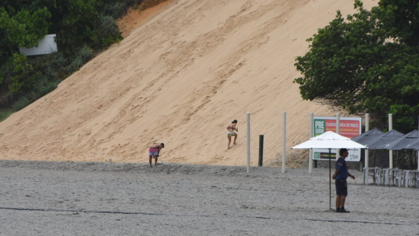 Subida ao Morro do Careca é considerada infração ambiental e pode ser punida com multa; reportagem flagrou turistas - Foto: José Aldenir/Agora RN
