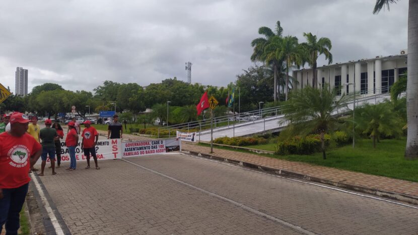 Mst ocupa rampa da governadoria após caminhada pela br-101 em natal | notícias do rio grande do norte MST ocupa GoveRio Grande do Norteadoria após caminhada pela BR-101 em Natal - Foto: José Aldenir/Agora RN