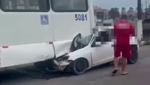 Carro bate em ônibus e motorista fica preso nas ferragens em Nova Parnamirim - Foto: Reprodução