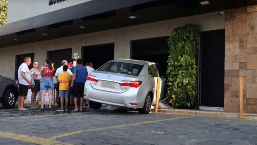 Carro invade loja de materiais de construção após acidente com outro carro na zona Sul de Natal