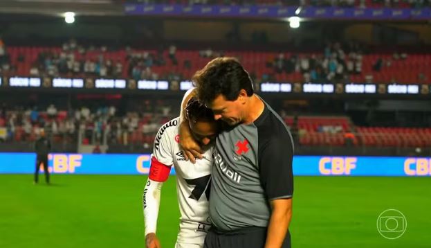 Neymar chora abraçado a FeRio Grande do Norteando Diniz após Santos x Vasco — Foto: Globo