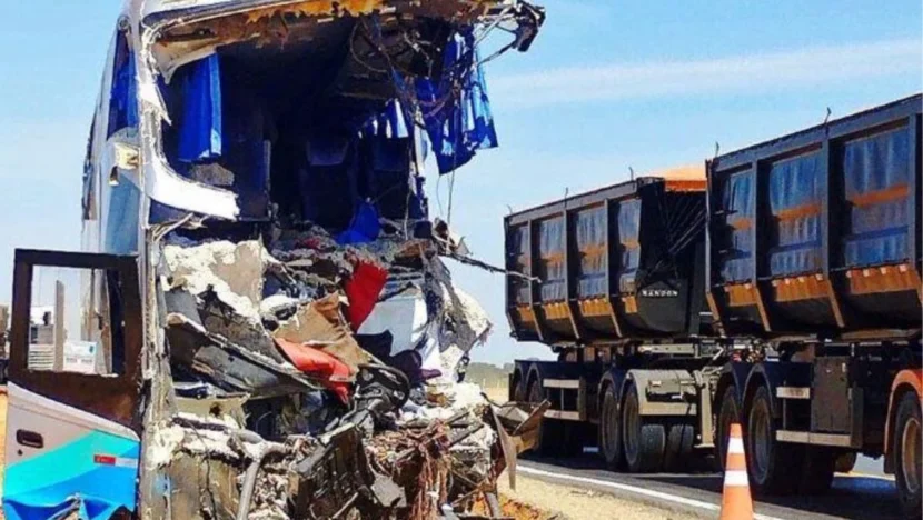 Colisao entre carreta e onibus deixa 11 mortos em MT