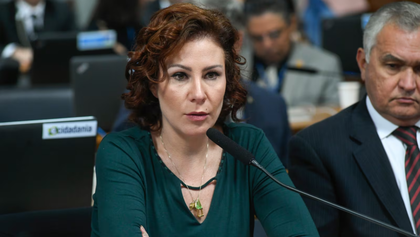 Advogado de Carla Zambelli diz que ela "não se opõe a cumprir pena no Brasil"
