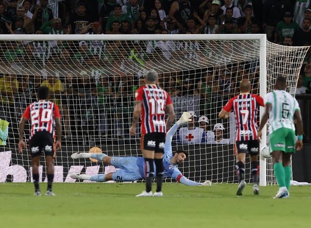 Goleiro são-paulino defendeu um pênalti no jogo de ida contra o Atlético Nacional/COL - Foto: Rubens Chiri / São Paulo FC