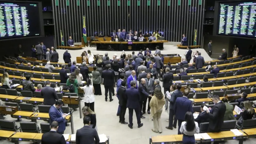 De “resistência” a “golpe”: a política brasileira e o teatro da hipocrisia