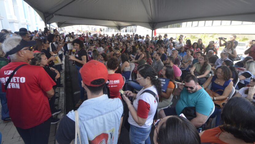 Servidores da Saúde e Educação de Natal protestam em frente à Prefeitura - Foto: José Aldenir/Agora RN