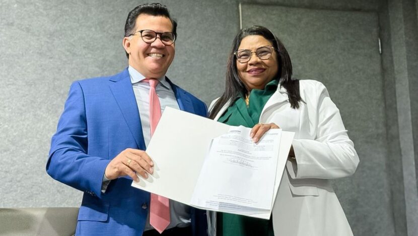 Parnamirim lança ferramenta que permite emissão rápida de alvará para construções simples | notícias do rio grande do norte paRio Grande do Norteamirim Prefeita Nilda Cruz e secretário Raimundo Filho (Semur) em solenidade na Prefeitura - Foto: Ascom / Reprodução