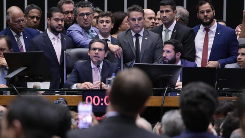 Oposição que ocupou plenário afirma ter feito acordo com Motta para votar anistia - Foto: Bruno Spada/Câmara dos Deputados