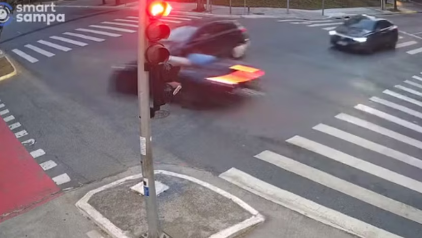 Influencers Bia Miranda e Gato Preto batem Porsche de R$ 1,5 milhão e deixam carro destruído em SP