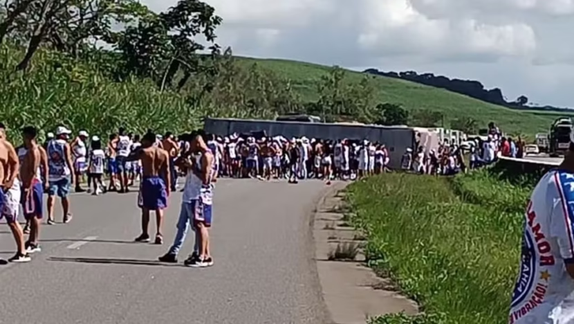 Ônibus com torcedores do Bahia tomba na BR-101 em PeRio Grande do Norteambuco a caminho do jogo contra o Sport