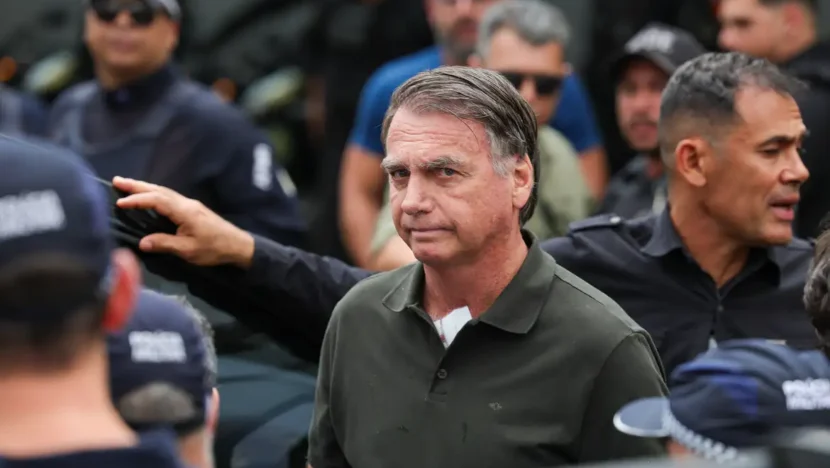 Carlos Bolsonaro critica operação da PF durante ida de Jair ao hospital: “Humilhação” - Foto: Fabio Rodrigues-Pozzebom/ Agência Brasil