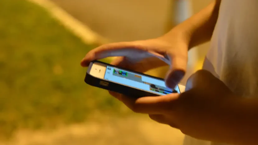 180515 jovem celular 0826