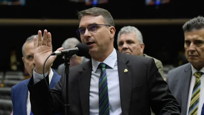 “STF manda no Congresso Nacional”, afirma Flávio Bolsonaro em viagem à Itália