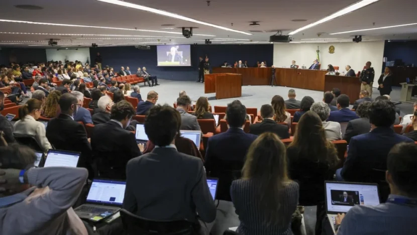 Supremo tem dois votos para condenar Bolsonaro e mais 7 por trama golpista