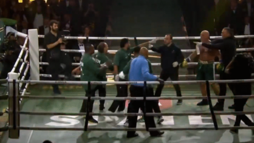 Briga generalizada começou após árbitro decretar fim do confronto, quando membros das equipes invadiram o ringue - Foto: Reprodução