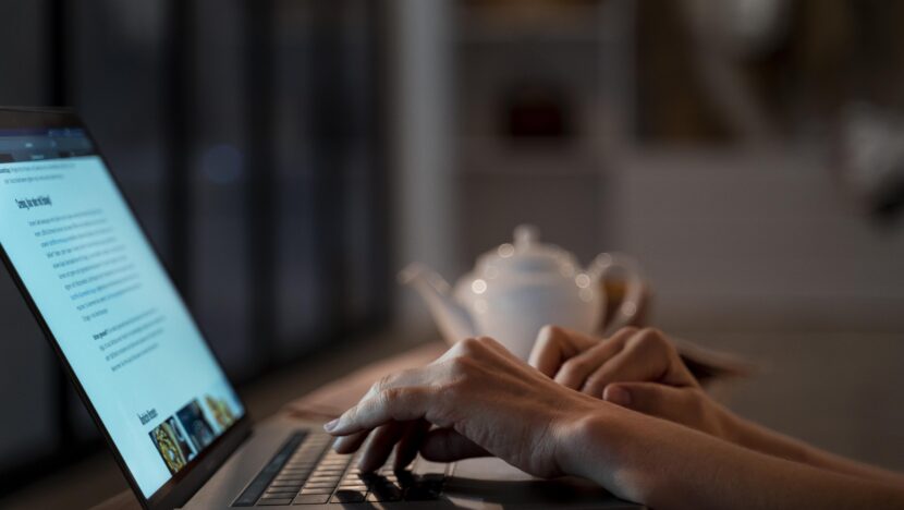 close na pessoa trabalhando em casa a noite