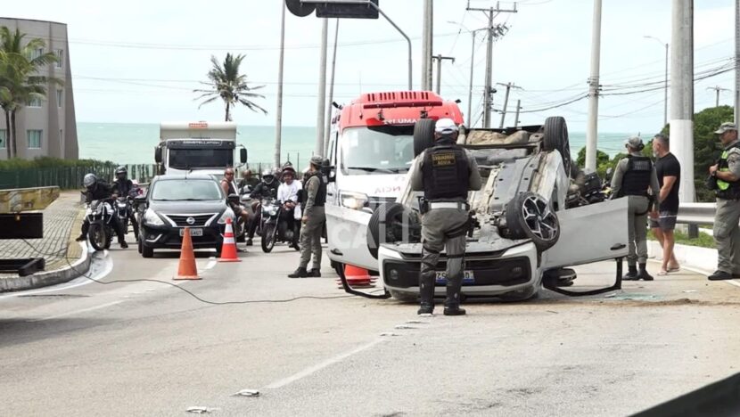 Carro capota na Via Costeira, em Natal, e motorista fica ferido