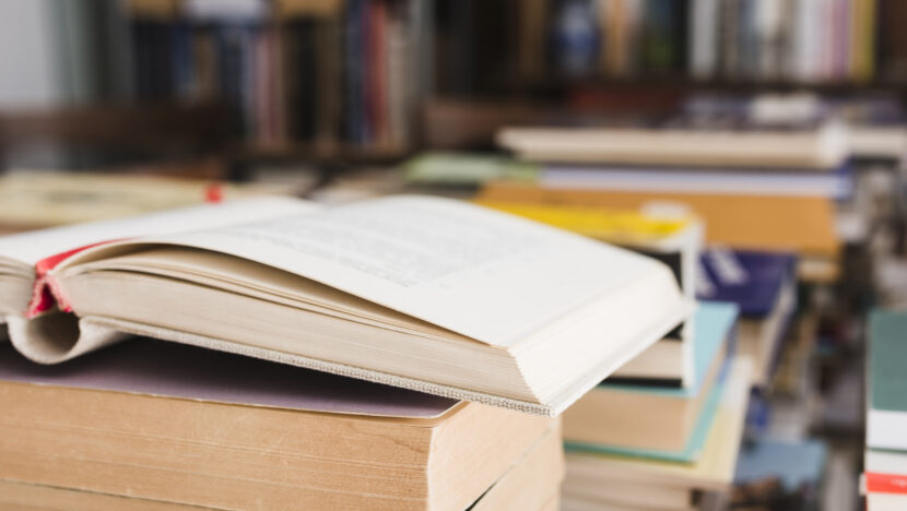 pilha de livros ligado um livraria