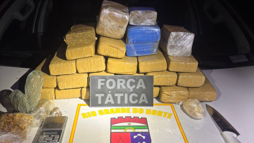 Operação policial na Zona Norte de Natal ocorreu no sábado, com apreensão de grande quantidade de drogas - Foto: Divulgação/PMRN