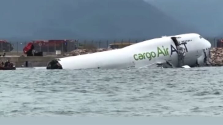 Avião de carga derrapa, colide com carro e cai no mar em Hong Kong - Agora RN