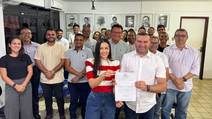 Emídio Júnior viaja em missão à China e passa comando da Prefeitura de Macaíba à vice Raquel Rodrigues