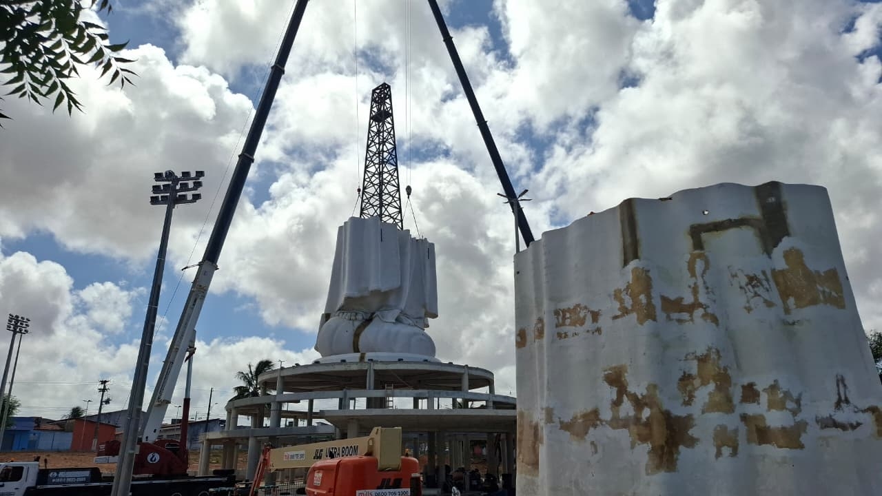 Estátua gigante de Nossa Senhora pega fogo