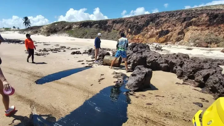 Barril com óleo vaza na praia de Rio do Fogo, no Rio Grande do Norte; moradores tentam conter material