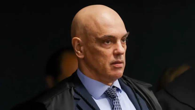 Em decisão, Moraes cita "eventual tentativa de fuga" de Bolsonaro